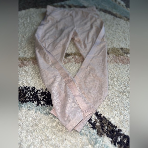 Victoria’s Secret 7/8 High Rise Performance Tight Cheetah Print NWT - Picture 6 of 16